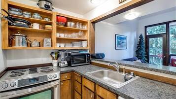 Condo, 2 Bedrooms, Smoking, Balcony | Interior