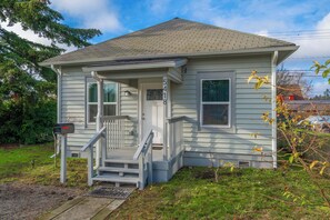 Exterior - Steampunk Haven in the Heart of Tacoma!  (Tacoma)