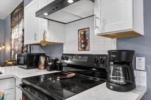 Fridge, microwave, oven, stovetop - Steampunk Haven in the Heart of Tacoma!  (Tacoma)