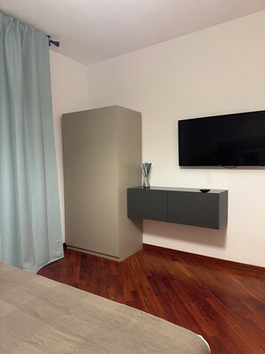2 bedrooms, iron/ironing board, WiFi, bed sheets - Offers the necessary amenities for an unforgettable stay in the Eternal City (Roma)