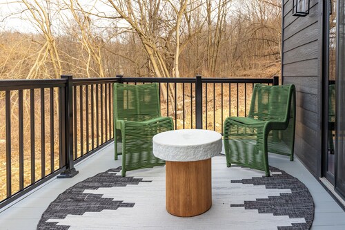 Brand New/Secluded/Fully-loaded/Golf sim/Theater/Game room/Firepit/Hot tub