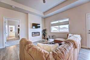 Smart TV, fireplace, foosball, table tennis - San Juan Reflections Getaway 3B/2Ba, Pet Friendly & Game Room (Montrose)