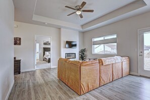3 Schlafzimmer, Schreibtisch, Bügeleisen/Bügelbrett, Reisekinderbett