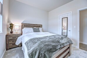 3 bedrooms, desk, iron/ironing board, travel cot - San Juan Reflections Getaway 3B/2Ba, Pet Friendly & Game Room  (Montrose)