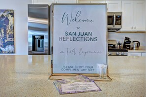 Fridge, microwave, oven, stovetop - San Juan Reflections Getaway 3B/2Ba, Pet Friendly & Game Room (Montrose)