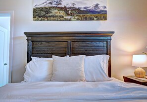 3 soverom, skrivebord, strykejern/-brett og reiseseng for barn