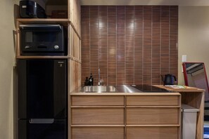 冷蔵庫、電子レンジ、調理器具と食器
