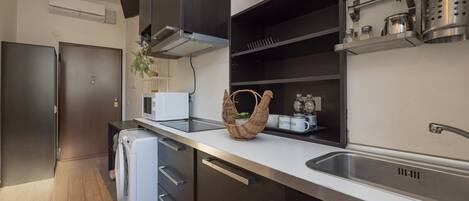 Fridge, oven, coffee/tea maker, cookware/dishes/utensils