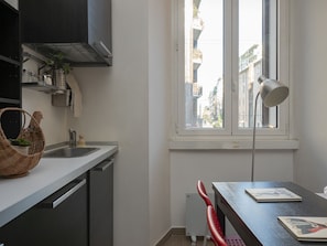 Een koelkast, een oven, een koffiezetapparaat/waterkoker