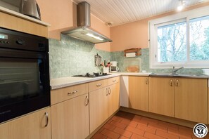 KĂŒhlschrank, Mikrowelle, GeschirrspĂŒler, Hochstuhl