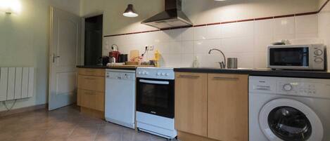 Kjøleskap, mikrobølgeovn, oppvaskmaskin og høy barnestol