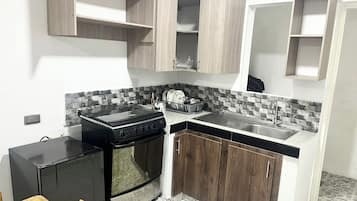 Fridge, oven, stovetop, coffee/tea maker