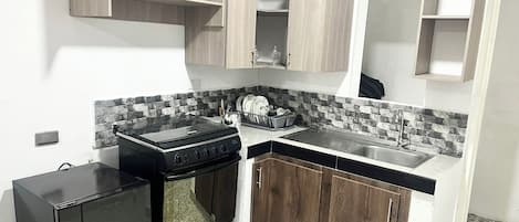 Kühlschrank, Ofen, Herdplatte, Wasserkocher mit Kaffee-/Teezubehör