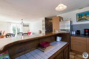 Réfrigérateur, micro-ondes, lave-vaisselle, chaise haute