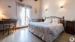 A bedroom with a wooden bed, a desk, and a chair. - En Pouillac - SAINT THOMAS (SAINT THOMAS)