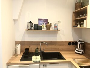 Réfrigérateur, micro-ondes, lave-vaisselle, chaise haute