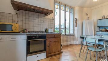 Refrigerador, microondas, lavavajillas y periquera