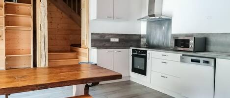 Een koelkast, een microgolfoven, een vaatwasser, een kinderstoel