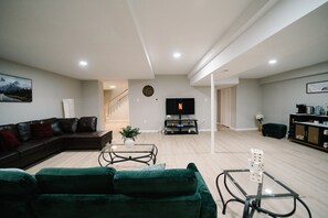 Smart-tv, bordsfotboll, ett bordtennisbord och böcker