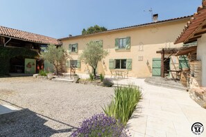 Exterior - The Farm - PONLAT TAILLEBOURG (PONLAT TAILLEBOURG)