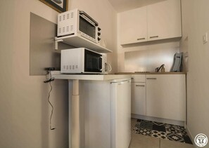 ثلاجة، ميكروويف، كرسي للأطفال