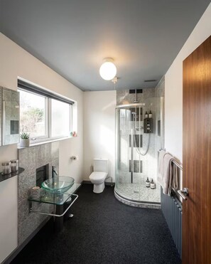 Shower, hair dryer, towels, soap - Sahara!  House with Sauna close to the beach (Rock)