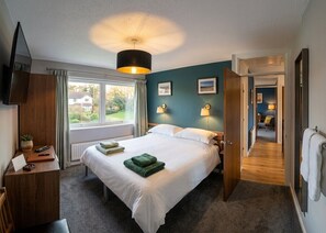 4 bedrooms, desk, iron/ironing board, free WiFi