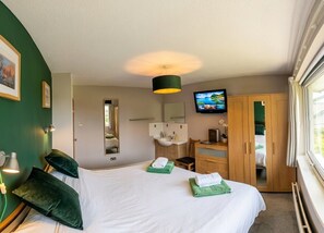 4 bedrooms, desk, iron/ironing board, free WiFi - Sahara!  House with Sauna close to the beach (Rock)