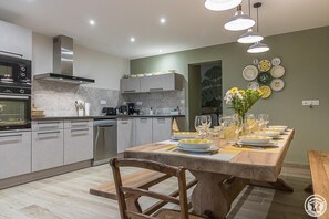 Kühlschrank, Mikrowelle, Geschirrspüler, Hochstuhl