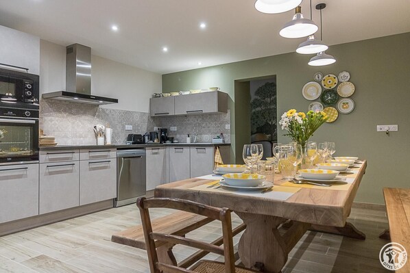 Réfrigérateur, micro-ondes, lave-vaisselle, chaise haute