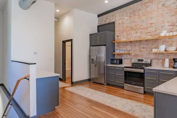 Een koelkast, een microgolfoven, een oven, een kookplaat