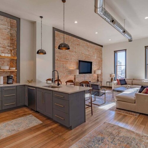 Charming 2-bedroom condo in delightful Marion with AC, WiFi