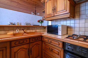 Jääkaappi, mikroaaltouuni, syöttötuoli