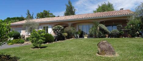 المنشأة من الخارج