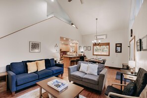 Living room - Mt Baker Rim Cabin 24 - Hot Tub, Wifi, Air Conditioning, Sleeps 8 (Deming)