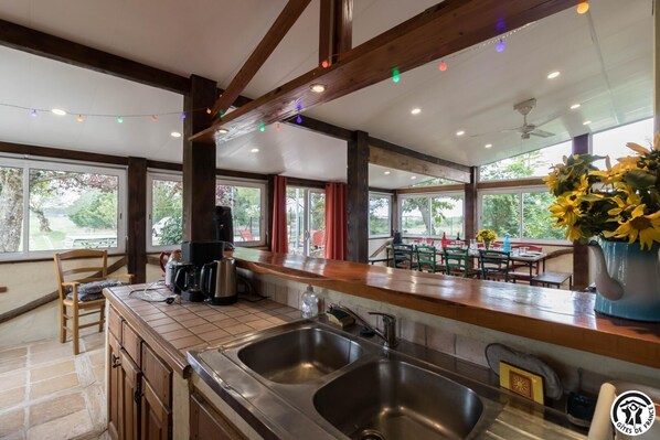 Kjøleskap, mikrobølgeovn, oppvaskmaskin og høy barnestol