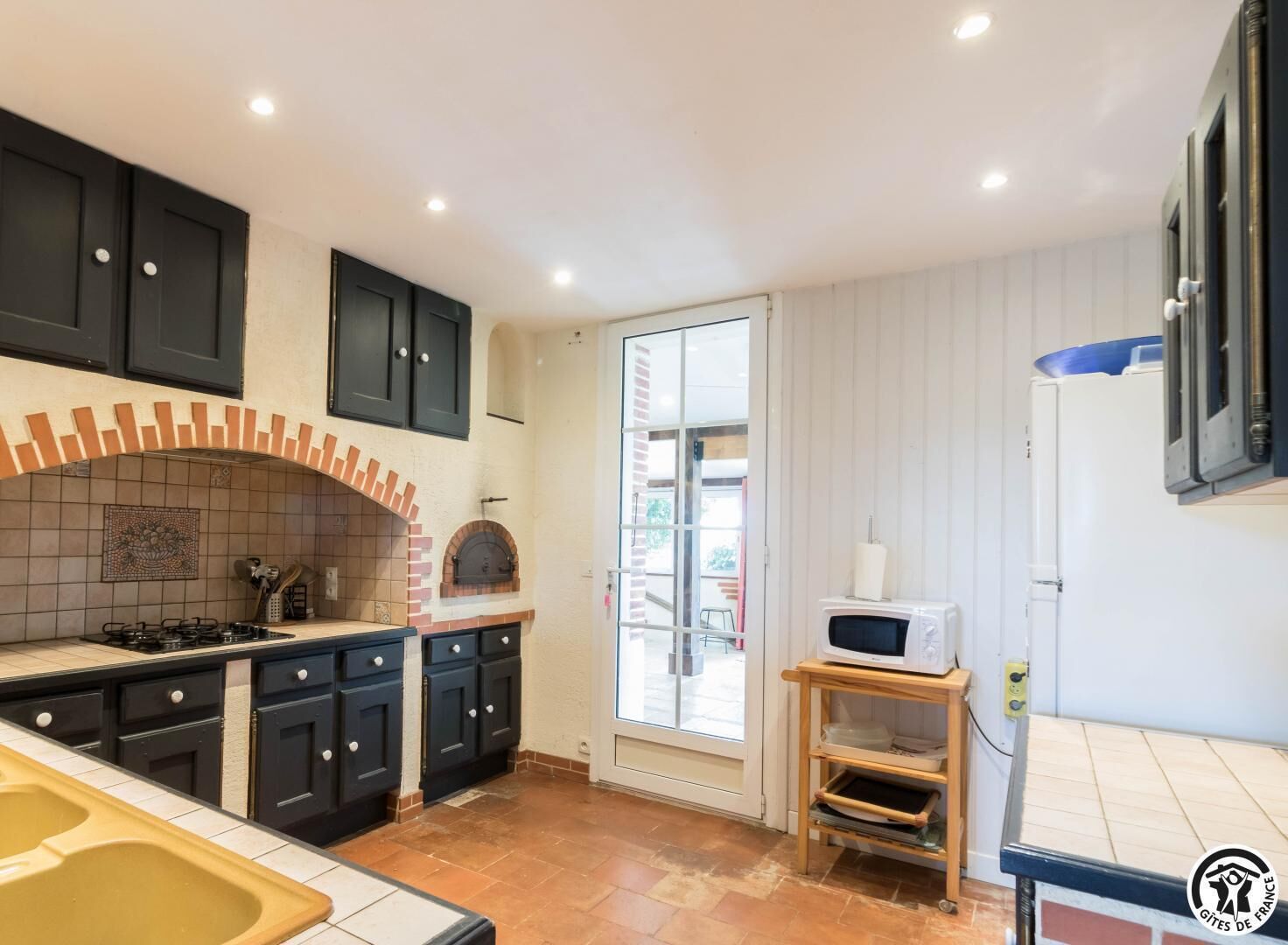 Frigorifero, microonde, lavastoviglie, seggiolone