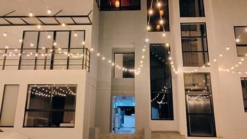 Vista frontal de la propiedad