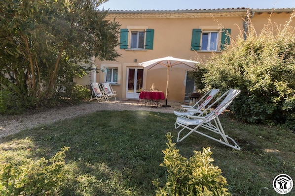gite-domaine-de-la-fee-de-l-eau-saint-felix-lauragais-facade-et-jardin