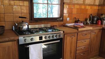 Frigorífico, microondas, lavavajillas y trona infantil