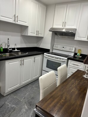 Private kitchen - Charming 2 BR unit in Malton (Mississauga)