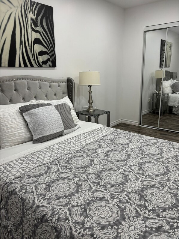 2 bedrooms, iron/ironing board, WiFi, bed sheets - Charming 2 BR unit in Malton (Mississauga)