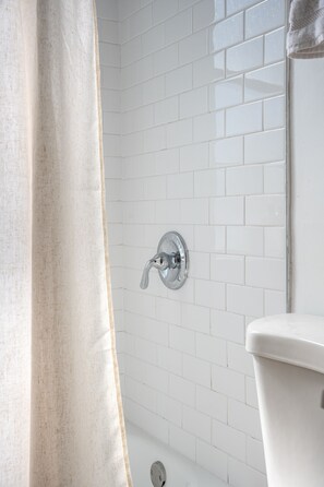 Haartrockner, Handtücher, Seife, Toilettenpapier