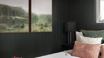 2 bedrooms, desk, WiFi, bed sheets