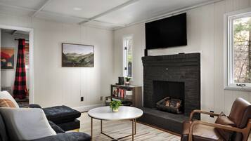 Smart TV, fireplace, books, stereo