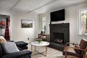 Älytelevisio, takka, kirjoja, stereot