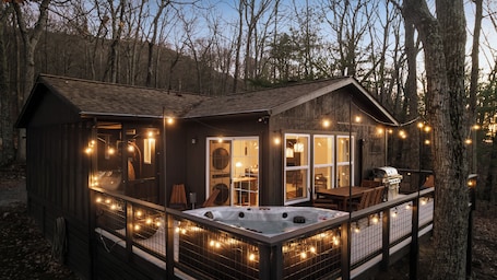 Outdoor dining. 25% Off ~ Hygge mountain retreat w/ stunning views