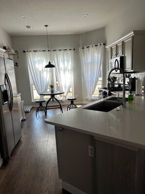 Een koelkast, een microgolfoven, een oven, een kookplaat