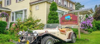 Americana Room. Elegant room with a King-Size bed, en suite bathroom, and mountain views. Sleeps 2. <br>A gourmet breakfast is FREE and served fresh each morning.<br>Americana Room is located on the second floor of Mountain Treasure Bed and Breakfast