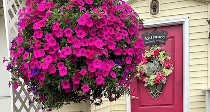 Art Nouveau Room<br>Large room decorated in the Art Nouveau style with FULL-size bed, en suite bathroom.FREE breakfast. Sleeps 2.